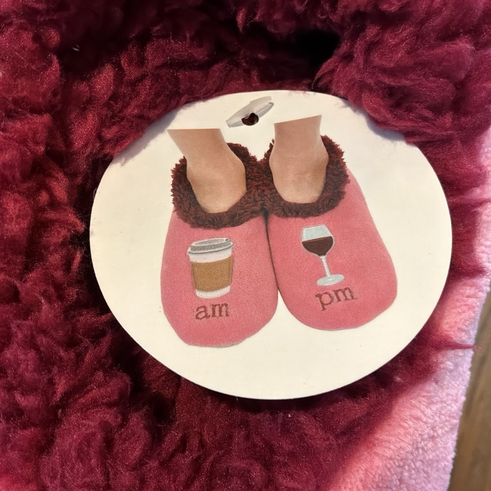 Snoozies Women's Slippers NWT Bedroom Shoes Small 5/6 Pink AM Coffee PM Wine